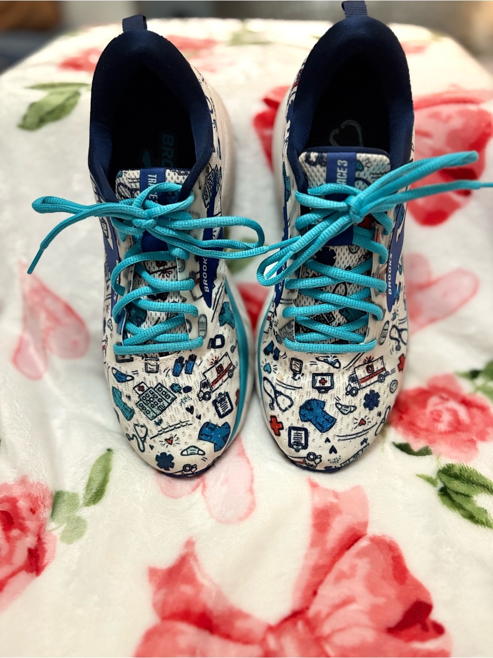 Brooks Hero Nurse Print Sneakers Size 9 + Matching Bag 💙 Medical Edition - Picture 2 of 9